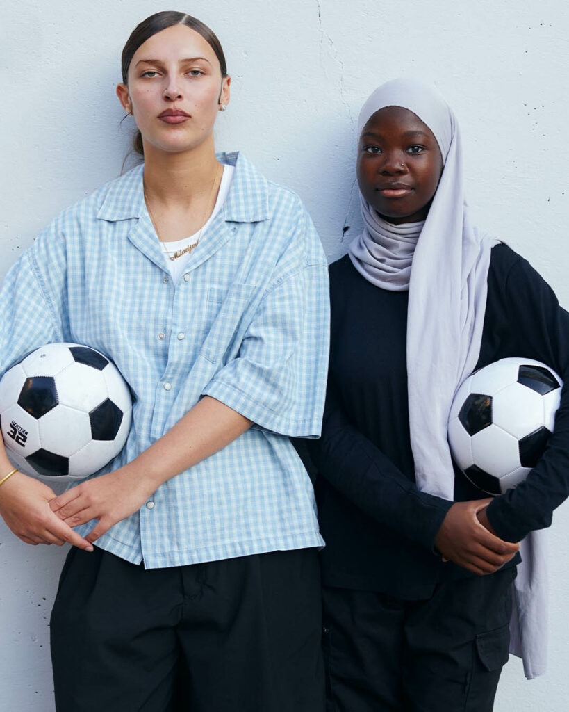Deux filles avec une ballon de foot dans leurs mains